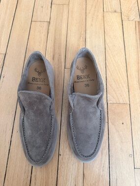 TAN LEAHTER MOCCASIN WITH STITCHED TRAY JOINT TO THE UPPER